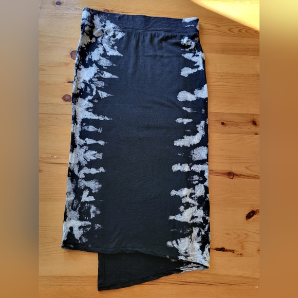 DKNY Jeans. Faux wrap midi skirt, black/ecru boho print in jersey knit. M - Picture 4 of 5